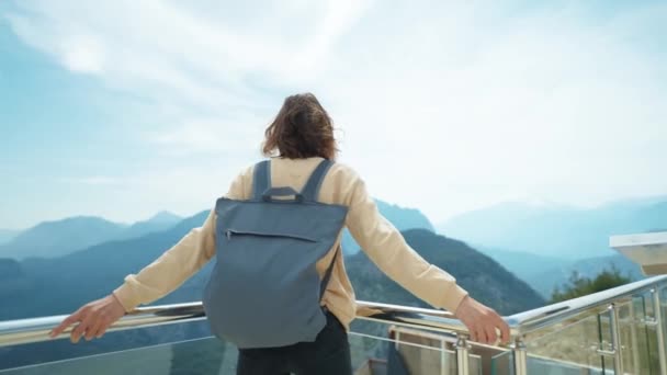 山の上のビューポイントで腕を開いている旅行者の自由の女性笑顔と山の景色を楽しみます アンタルヤの夏の旅の休暇 トルコ — ストック動画