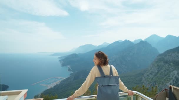 山の上のビューポイントで腕を開いている旅行者の自由の女性笑顔と山の景色を楽しみます アンタルヤの夏の旅の休暇 トルコ — ストック動画