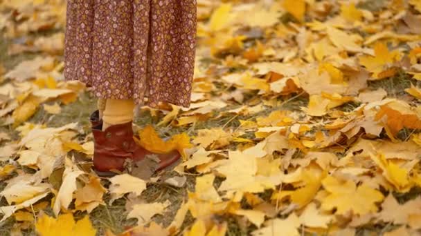 Замедление Движения Закрывают Ноги Кожаных Сапогах Очаровательной Женщины Прогулки Ярком — стоковое видео