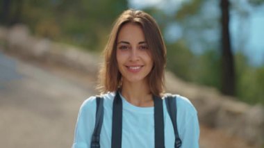 Güzel kadın seyahat blogcusu profesyonel kamerada fotoğraf ya da video çekiyor, dağların ve mavi gökyüzünün bakış açısı, arka planda kablo. Tunektepe Teleferik 'in bakış açısı, Antalya, Türkiye