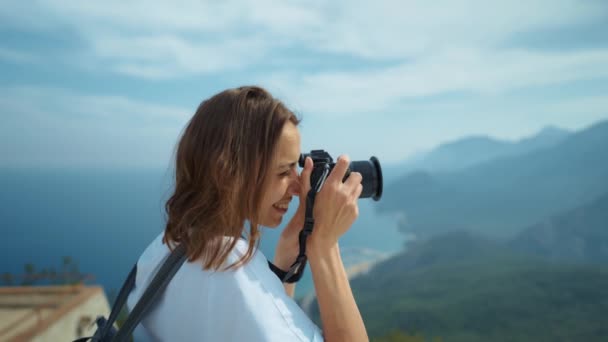 Narablog Perjalanan Wanita Hipster Menarik Mengambil Foto Kamera Profesional Sudut — Stok Video