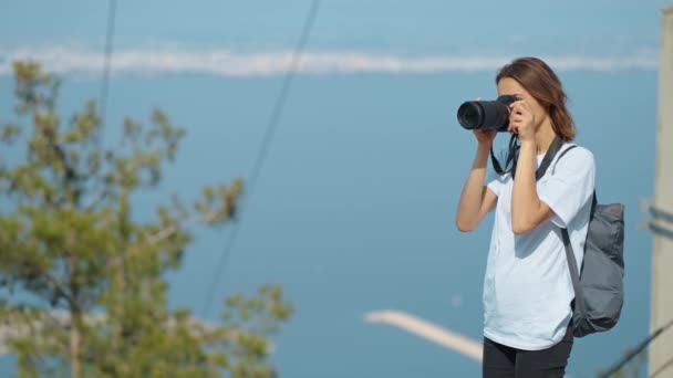 Pretty Woman Travel Blogger Taking Photo Video Professional Camera Viewpoint — Stok Video