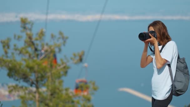 Bonita Mujer Bloguera Viajes Tomando Fotos Videos Cámara Profesional Mirador — Vídeos de Stock