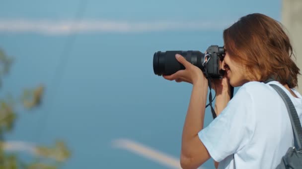 Bonita Mujer Bloguera Viajes Tomando Fotos Videos Cámara Profesional Mirador — Vídeo de stock