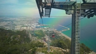 Türkiye 'nin Antalya kentindeki Cable car' dan görüntü. Arka planda Antalya şehir manzaralı kabinler, Konyyalti plajı ve Akdeniz