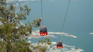 Antalya, Türkiye 'de teleferik. Arka planda Antalya şehir manzaralı kabinler, Konyyalti plajı ve Akdeniz