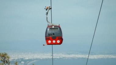 Antalya, Türkiye 'de teleferik. Arka planda Antalya şehir manzaralı kabinler, Konyyalti plajı ve Akdeniz