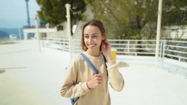 Kamera Tapak Merekam Wanita Kebebasan Pelancong Dengan Ransel Berjalan Titik — Stok Video