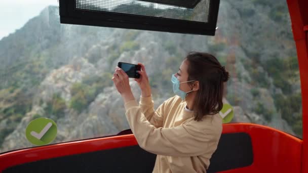 Tânăra Femeie Turistă Mască Față Stând Telecabină Timp Mișcă Sus — Videoclip de stoc