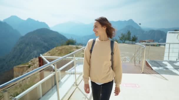Treking Camera Shot Traveler Freedom Woman Backpack Walking View Point — Vídeo de Stock