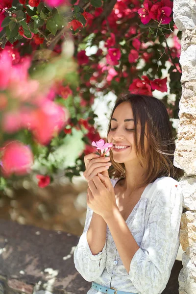Чуттєва Щаслива Молода Жінка Насолоджується Ароматом Квітки Саду Квітучими Рожевими Ліцензійні Стокові Фото