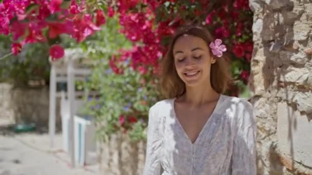 Ελκυστική Χαρούμενη Κυρία Κομψό Λευκό Drees Περπάτημα Δρόμο Κήπο Λουλούδια — Αρχείο Βίντεο