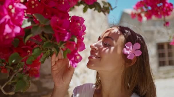 Gerak Lambat Tutup Potret Wanita Muda Yang Tersenyum Menarik Memegang — Stok Video