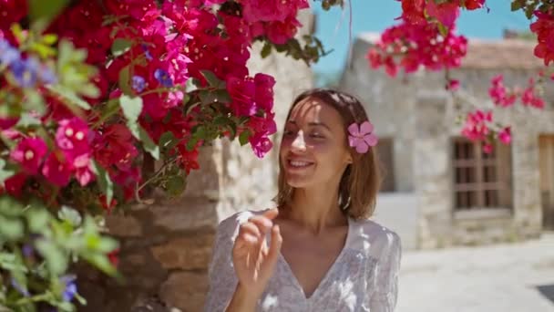 Güzellik Portresi Kapalı Yüz Bahar Bahçesinde Pembe Çiçekli Çekici Bir — Stok video