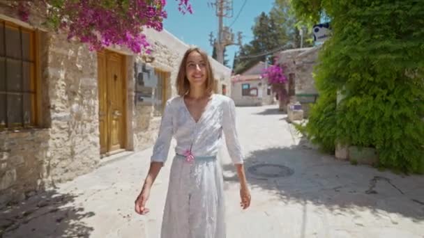 Zeitlupe Lächeln Schöne Frau Mit Blume Trägt Weißes Kleid Fuß — Stockvideo