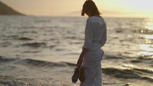 Piękna Beztroska Kobieta Eleganckiej Długiej Białej Sukience Spacery Przez Morze — Wideo stockowe