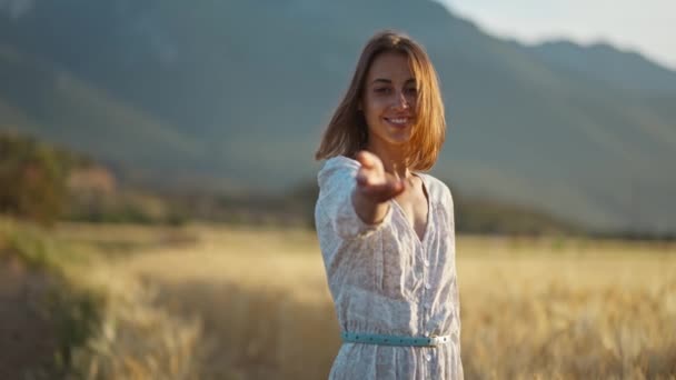 Güzel Özgürlük Kadını Yaz Günbatımında Buğday Tarlasında Hayatın Tadını Çıkarıyor — Stok video