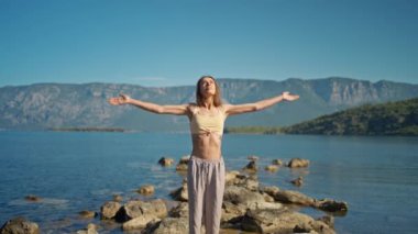 Sabah yoga yapan portre kadın meditasyon çalışması, güneş selamı ve dağ manzarası ile nefes egzersizleri yapıyor.
