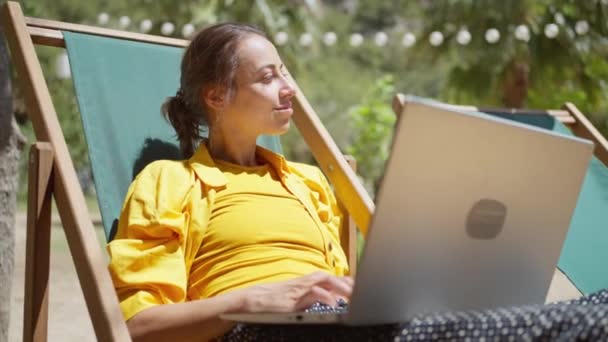 Портрет Досвідченої Позаштатної Жінки Використовує Ноутбук Сидячи Сонці Відкритому Повітрі — стокове відео