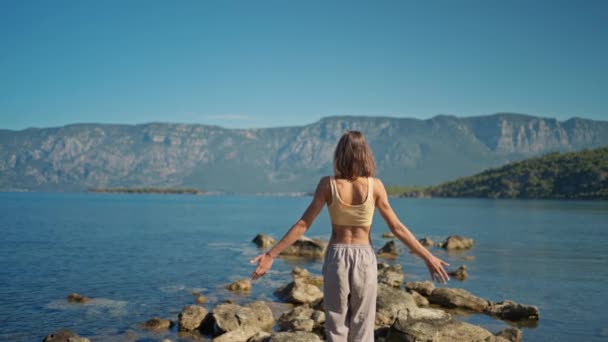 Vista Posterior Mujer Practica Yoga Con Las Manos Arriba Posan — Vídeos de Stock