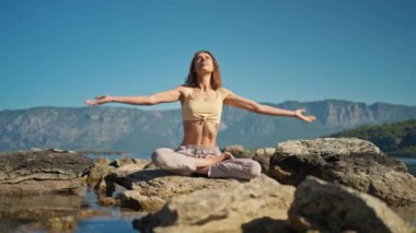 Sabah yoga yapan portre kadın meditasyon çalışması, güneş selamı ve dağ manzarası ile nefes egzersizleri yapıyor.