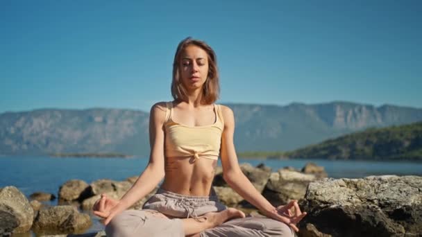 Maditación Matutina Yoga Bellas Montañas Paisaje Mujer Sana Sentada Asana — Vídeos de Stock