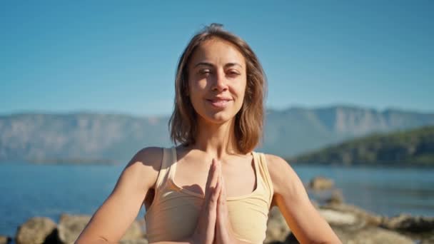 Hermosa Mujer Yoga Encontrándose Con Sol Sentada Sobre Piedra Pose — Vídeos de Stock