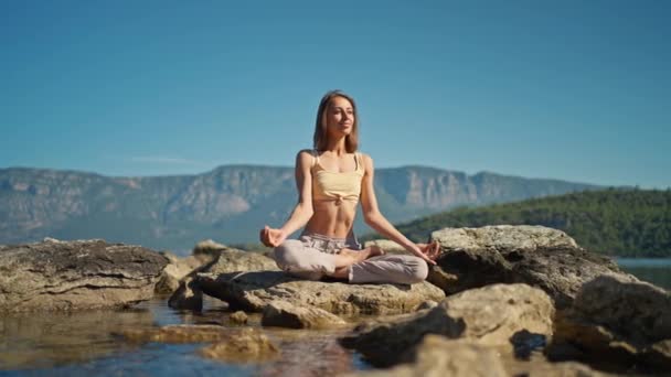Dikiz Aynasındaki Kadın Dağların Arasındaki Sakin Sahilde Yoga Meditasyon Yapıyor — Stok video