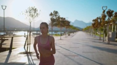 Ağır çekimde Fit atletik kadın koşucu hızlı çekimde maraton koşusu açık havada antrenman
