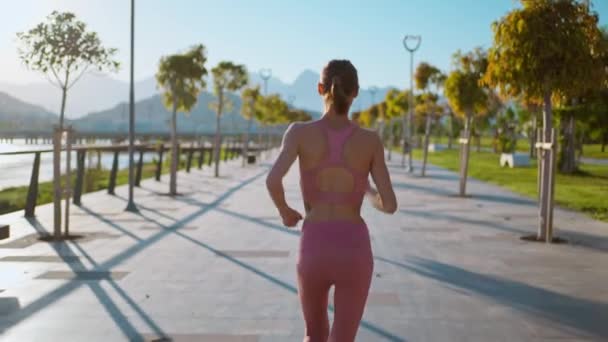 Mujer Vista Trasera Atleta Corredor Corriendo Carretera Puente Parque Con — Vídeo de stock