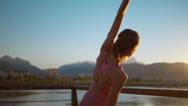 Ritratto Sana Bella Donna Yoga Sfondo Luce Solare Dorata Mattina — Video Stock