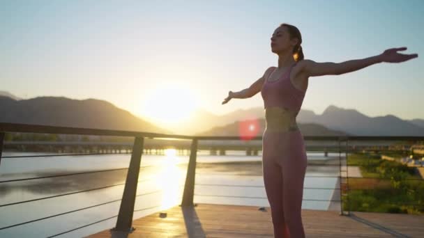 Silhouette Einer Frau Sonnenuntergang Mit Erhobenen Händen Yoga Praktizieren Und — Stockvideo