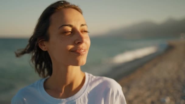 Відкритому Повітрі Портрет Красивої Літньої Дівчини Насолоджується Вихідними Пляжі Горами — стокове відео
