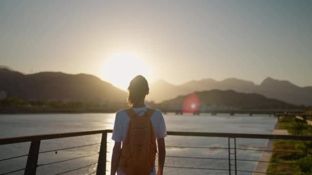 Žena Cestovatel Stojící Sledující Západ Slunce Nebo Východ Slunce Horami — Stock video