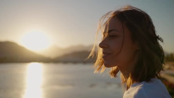 Portrét Usmívající Přírodní Krása Žena Dívá Kamery Těší Západ Slunce — Stock video