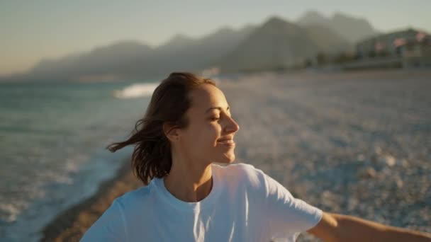 Verão Ensolarado Praia Retrato Feliz Emoção Mulher Com Braços Abertos — Vídeo de Stock