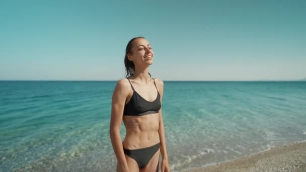 Menina Americana Bonita Desfrutando Fim Semana Praia Com Braços Abertos — Vídeo de Stock