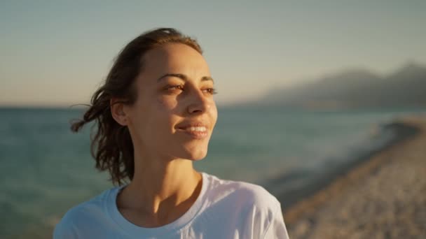 Outdoor Portret Zadowolony Beztroska Kobieta Ciesząca Się Słońcem Plaży Morskiej — Wideo stockowe
