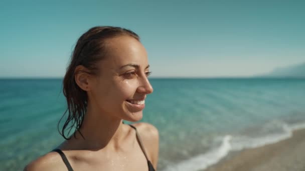 Tiro Livre Sorrir Jovem Modelo Feminino Desfrutando Praia Mar Contra — Vídeo de Stock