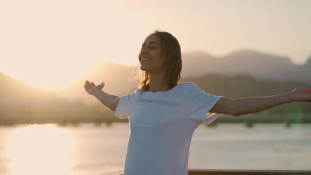 Letní Slunná Pláž Portrét Šťastné Emoce Žena Otevřenou Náručí Oblečení — Stock video