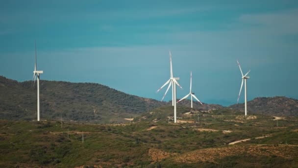 Windmolens Boerderij Voor Energieproductie Prachtige Blauwe Lucht Hoogland Windturbines Die — Stockvideo