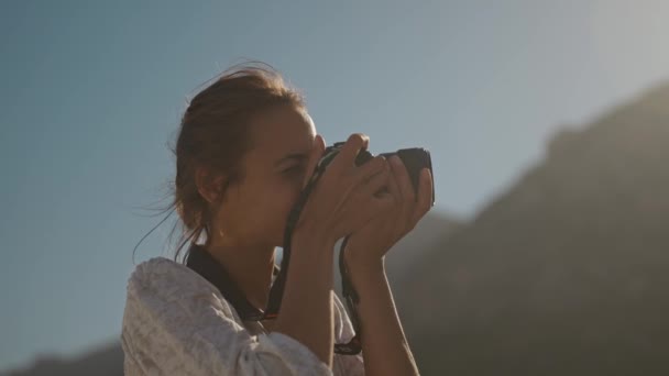 드레스를 매력적 작가가 아름다운 풍경을 배경으로 야외에서 사진을 — 비디오