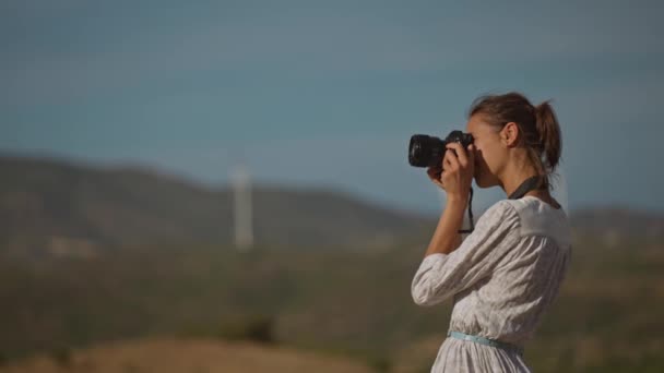 드레스를 매력적 작가가 아름다운 풍경을 배경으로 야외에서 사진을 — 비디오