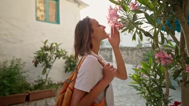 Slow Motion Close Portræt Smilende Ung Attraktiv Kvinde Rejsende Holder – Stock-video