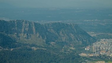 Türkiye 'nin Antalya kentindeki Panorama, Tunektepe Dağı, Tunektepe Teleferik' ten bir yaz günü ve Antalya kenti yakınlarındaki dağlar sırtı manzaralı
