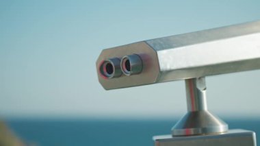 Madeni para işletilen dürbün Görüntüleyici defne ve şehir bakan Antalya sahil su kenarındaki alanının yanındaki. Güzel bulutlu gökyüzü, deniz ve dağlar ile manzara