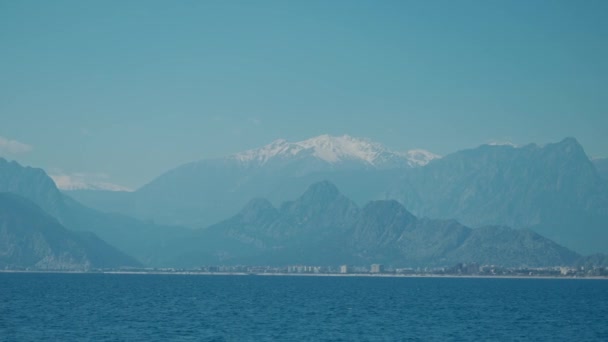 土耳其安塔利亚海岸线中午的全景 从空中俯瞰地中海和白雪覆盖的山脉 — 图库视频影像