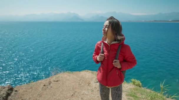 Portré Boldog Örömteli Fiatal Utazó Élénk Piros Kabát Áll Tárt — Stock videók