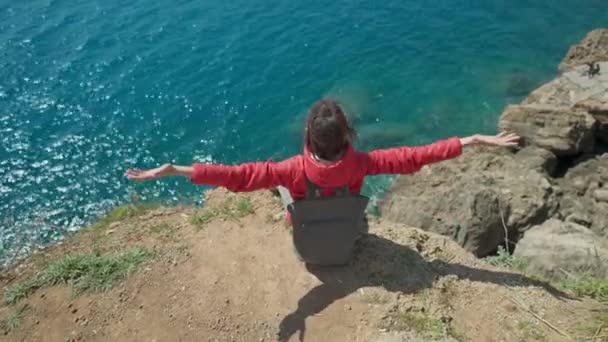 Türkiye Nin Antalya Kentindeki Uçurumun Kenarında Oturan Mutlu Kırmızı Ceketli — Stok video