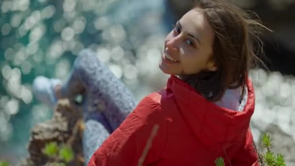 Portrait Une Heureuse Jeune Femme Voyageuse Veste Rouge Vif Assise — Video